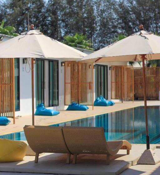 Hotel Cruises The Pool Access