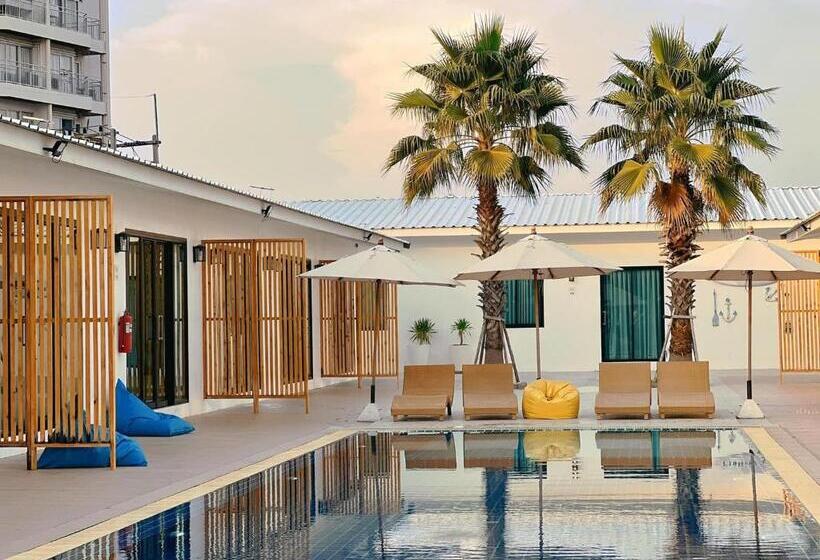 Hotel Cruises The Pool Access