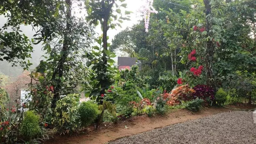 Hotelli Koonamparayil Home Stay Munnar Anaviratty Family Only
