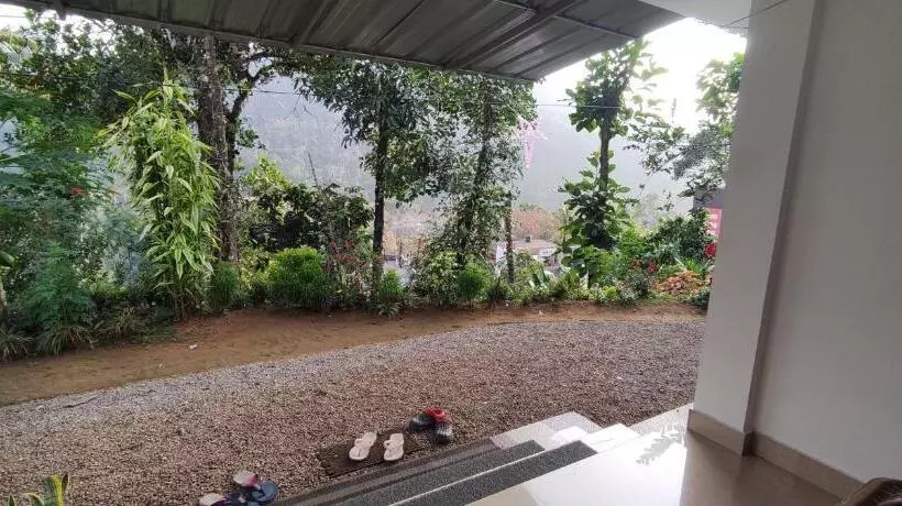 Hotelli Koonamparayil Home Stay Munnar Anaviratty Family Only