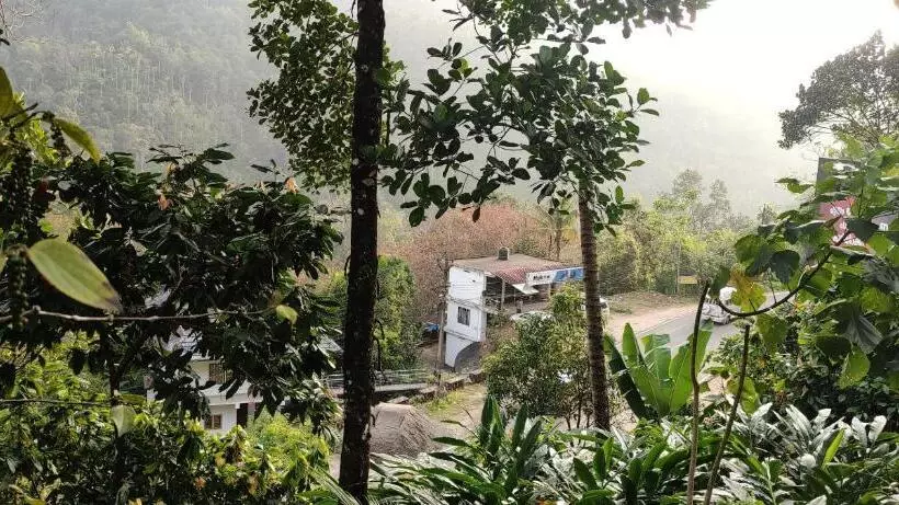 Hotelli Koonamparayil Home Stay Munnar Anaviratty Family Only