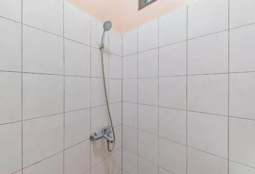 Hotelli Reddoorz Syariah Near Alun Alun Palimanan