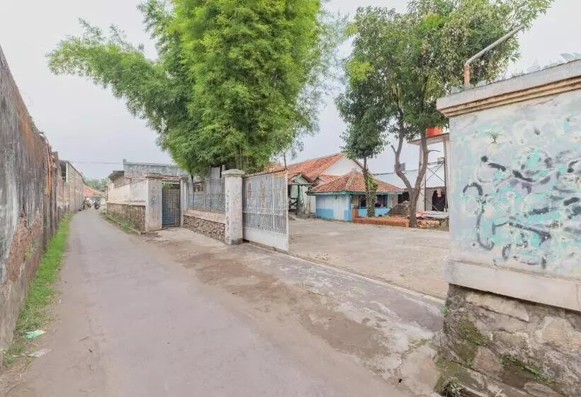 Hotelli Reddoorz Syariah Near Alun Alun Palimanan