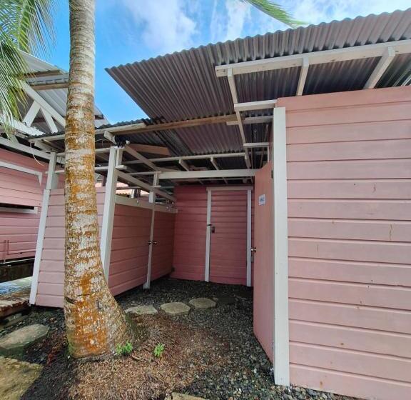 پانسیون Boathouse Bungalows By The Sea