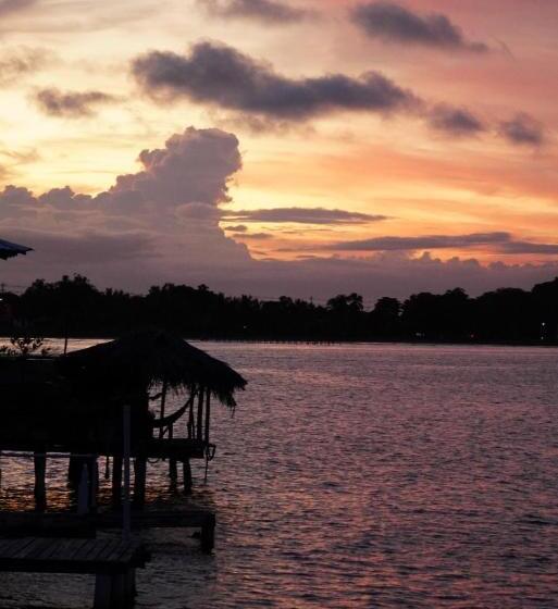 پانسیون Boathouse Bungalows By The Sea