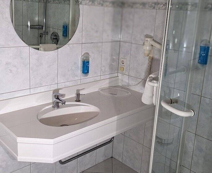 پانسیون Room In Guest Room Single Room In City Hotel In The Centre Of Rastatt