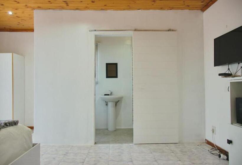 פנסיון Lake Acres Guest House