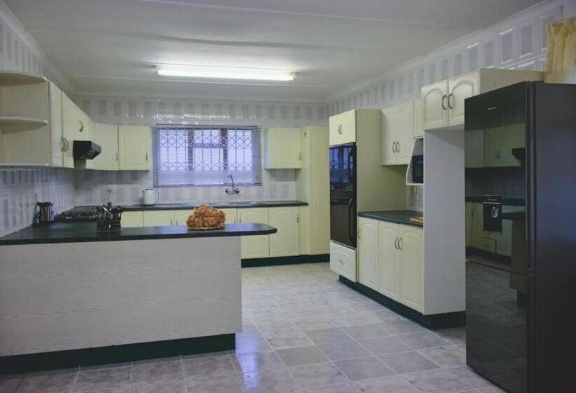 פנסיון Lake Acres Guest House