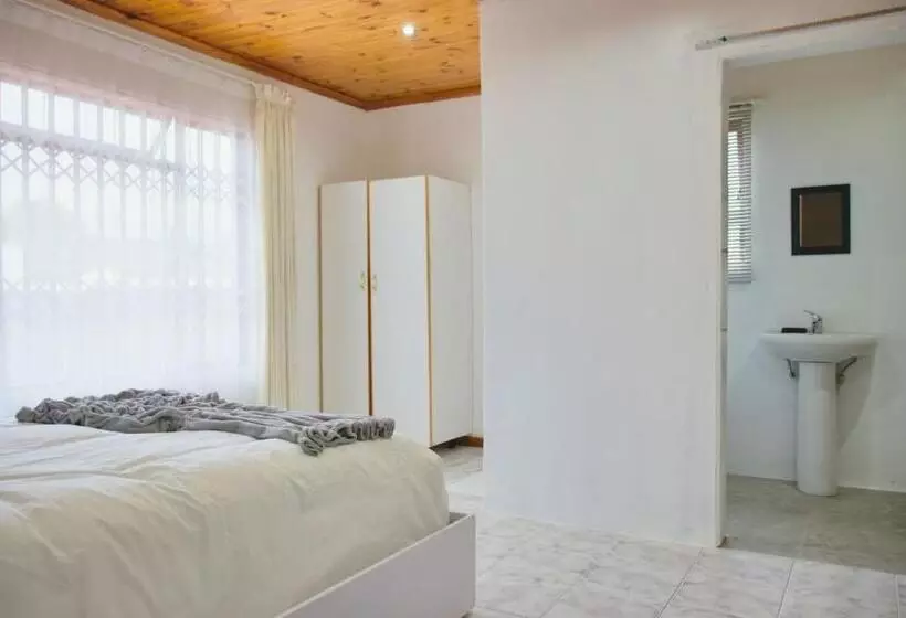 Majatalo Lake Acres Guest House