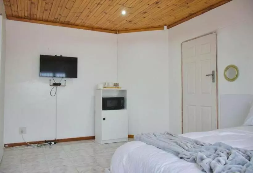 Majatalo Lake Acres Guest House