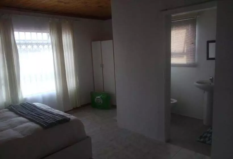 Majatalo Lake Acres Guest House