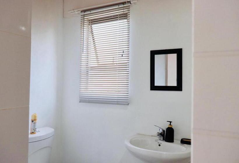 פנסיון Lake Acres Guest House