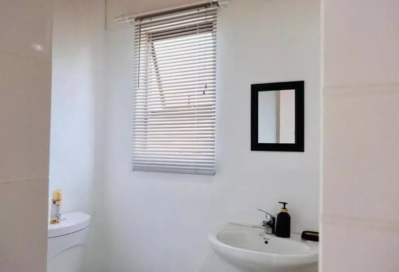 Majatalo Lake Acres Guest House