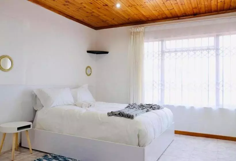 Majatalo Lake Acres Guest House