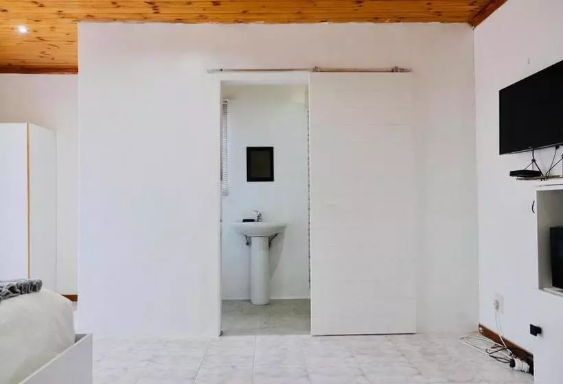 Majatalo Lake Acres Guest House