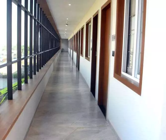 Hotelli Regenta Inn Motikhavdi Jamnagar