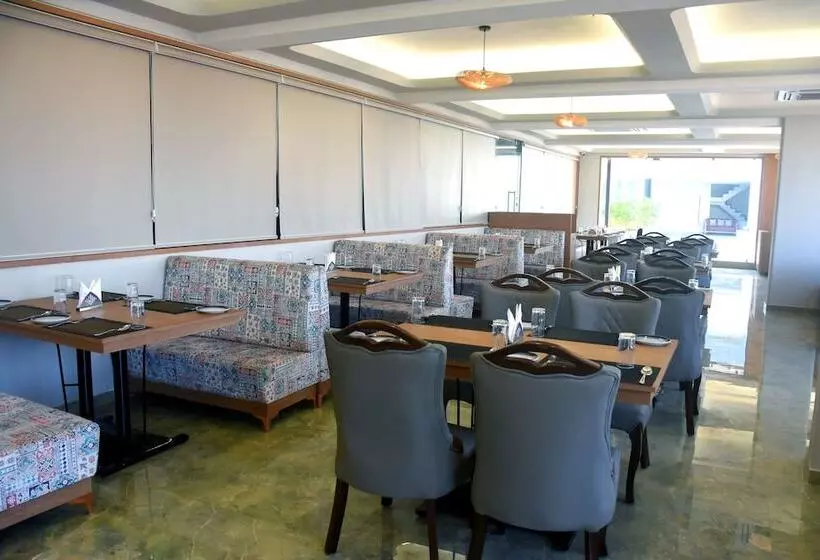 Hotelli Regenta Inn Motikhavdi Jamnagar