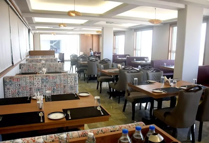 Hotelli Regenta Inn Motikhavdi Jamnagar