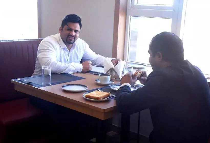 Hotelli Regenta Inn Motikhavdi Jamnagar