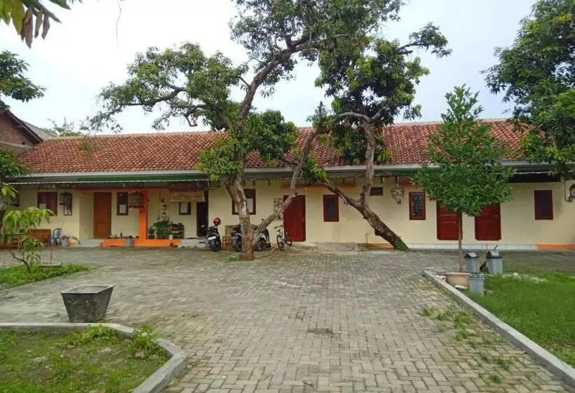 Hotelli Spot On 93452 Wulan Homestay 2 Syariah