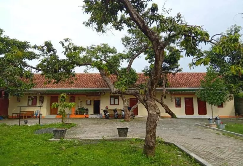 Hotelli Spot On 93452 Wulan Homestay 2 Syariah