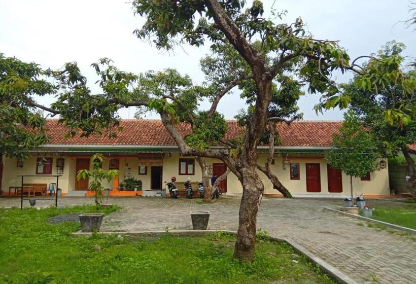 Hotel Spot On 93452 Wulan Homestay 2 Syariah