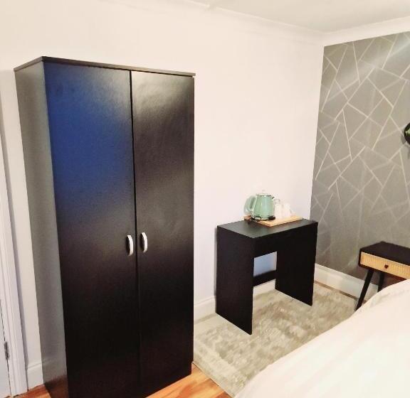 Пансион Flat 16 Homedale House