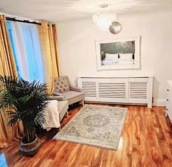 Пансион Flat 16 Homedale House