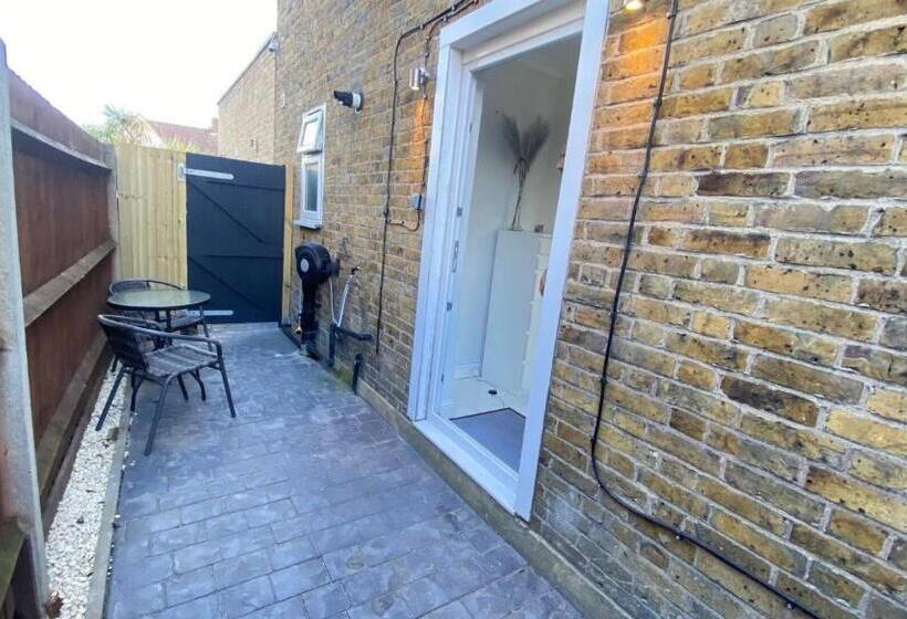 ベッドアンドブレックファースト Luxury Studio Apartment, Beckenham