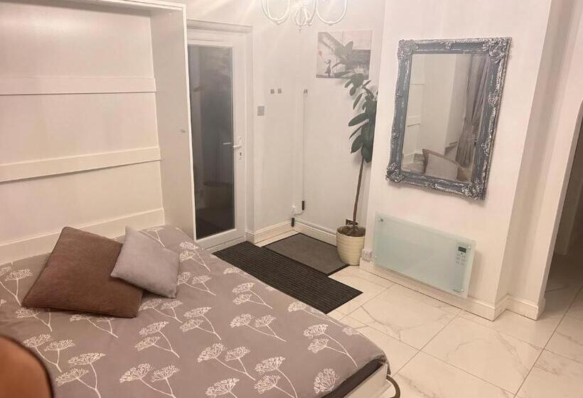 ベッドアンドブレックファースト Luxury Studio Apartment, Beckenham