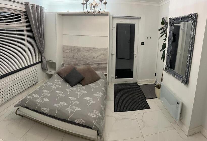 ベッドアンドブレックファースト Luxury Studio Apartment, Beckenham