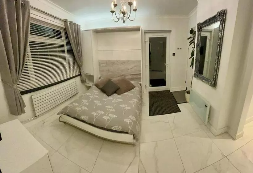 Aamiaismajoitus (B&B) Luxury Studio Apartment, Beckenham