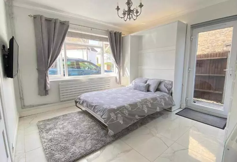 Aamiaismajoitus (B&B) Luxury Studio Apartment, Beckenham