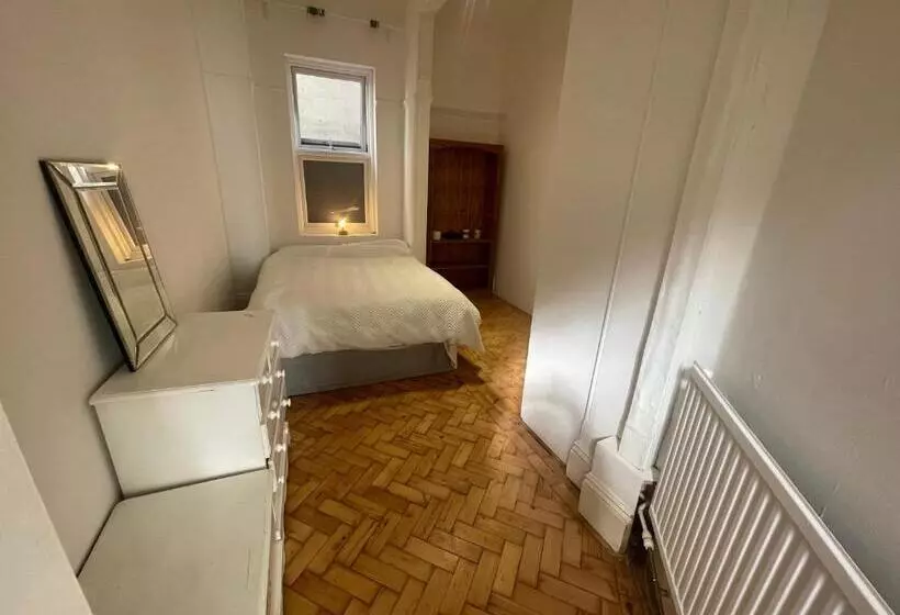 تختخواب و صبحانه Room With Shared Bathroom And Kitchen
