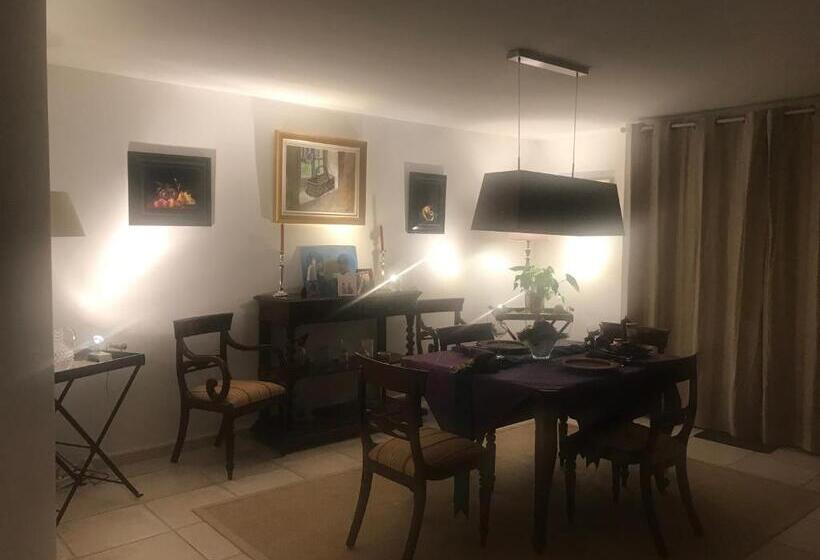 Bed and Breakfast Villa De Garrigue