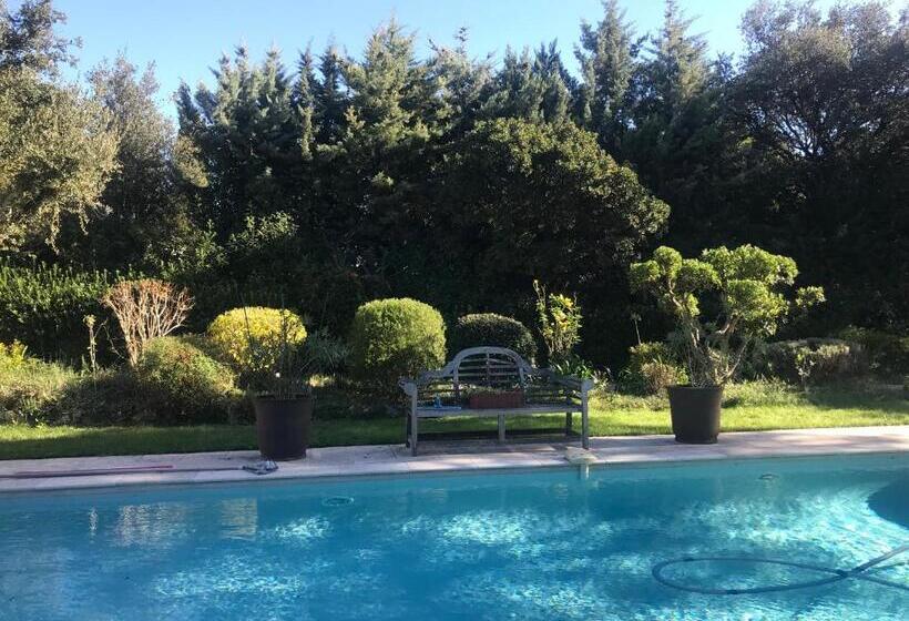 Bed and Breakfast Villa De Garrigue