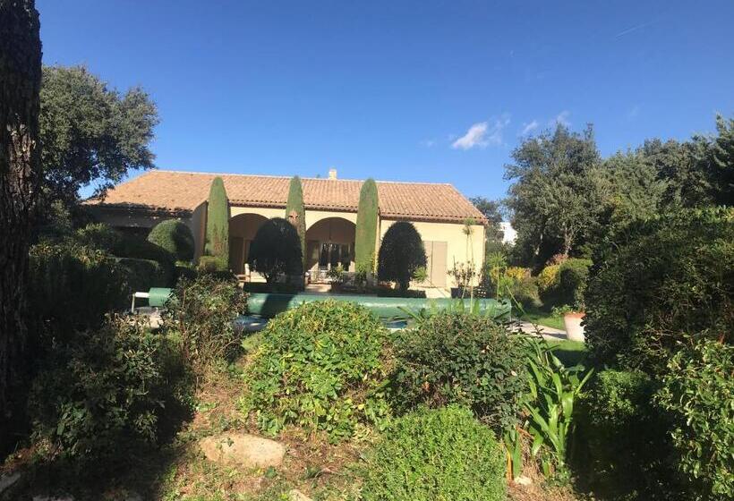 Bed and Breakfast Villa De Garrigue