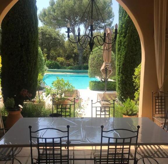 Bed and Breakfast Villa De Garrigue