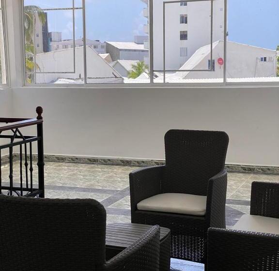 Отель Holiday Sai