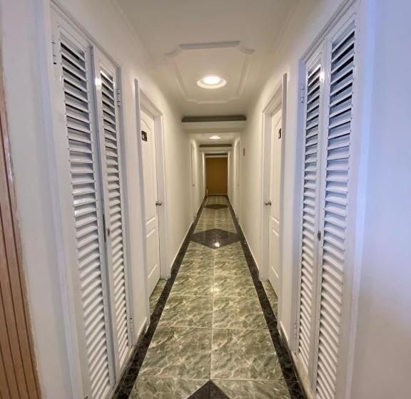 Отель Holiday Sai