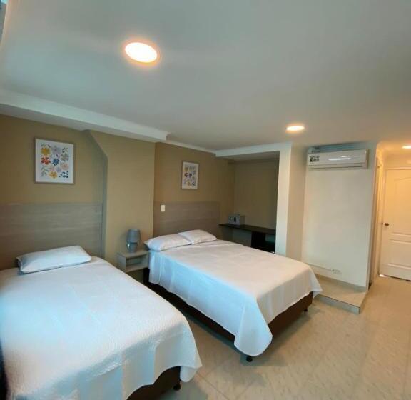 Отель Holiday Sai