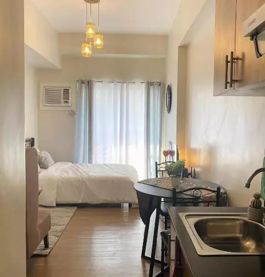 ホテル Serenity Stay Condo At 5th Floor The Loop Tower Limketkai Center Lucky 11