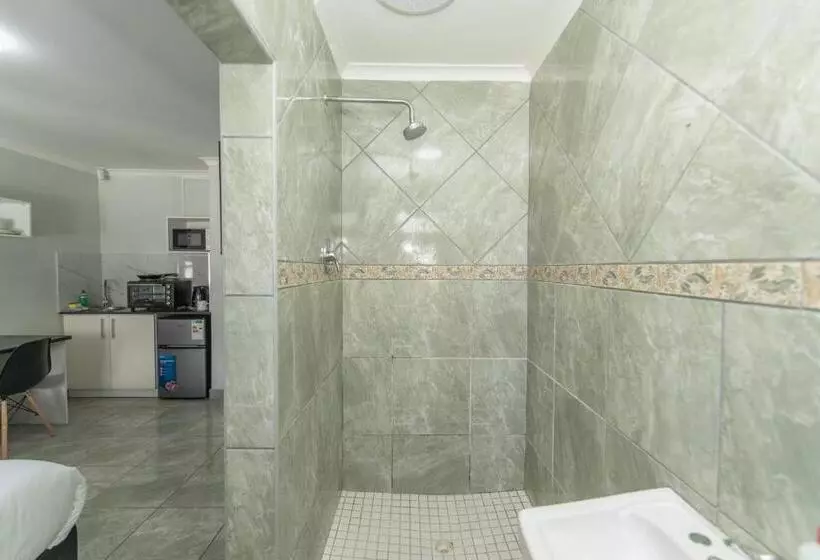 Majatalo 16 On 7th Guesthouse Summerstrand