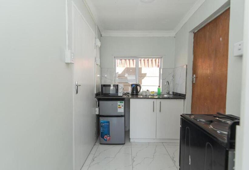 بنسيون 16 On 7th Guesthouse Summerstrand