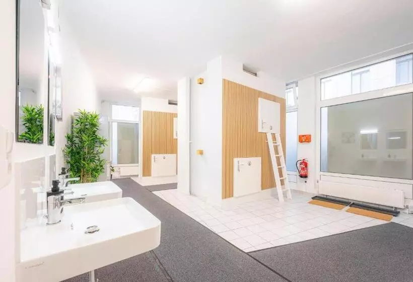 هتل کپسول Robin Wood Apartment