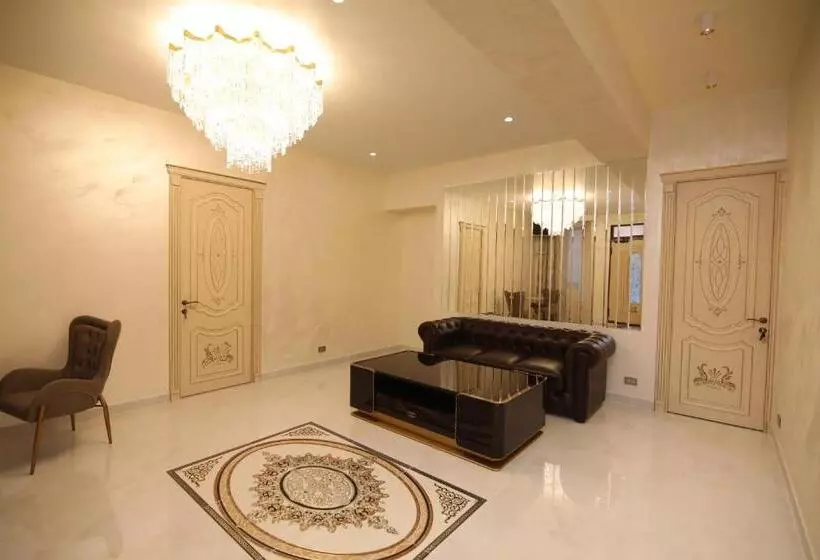 هتل Louvre Home