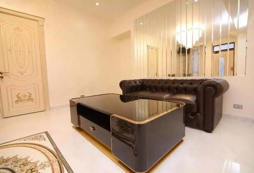 هتل Louvre Home