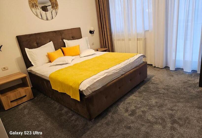 هتل Străjerii Cetății