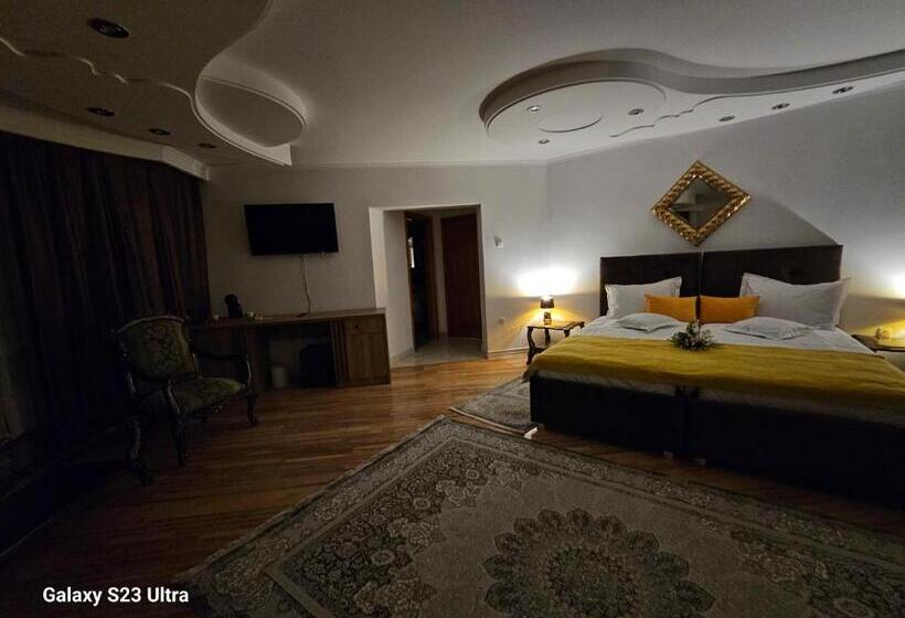 هتل Străjerii Cetății