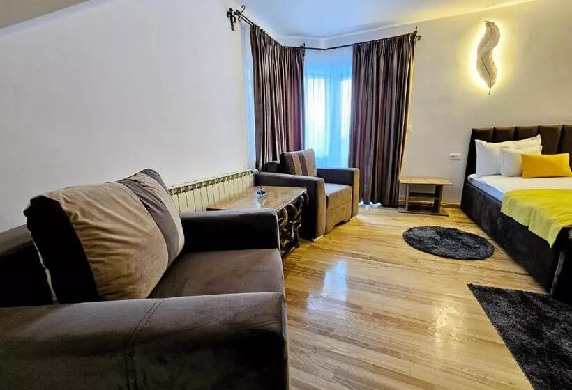 هتل Străjerii Cetății